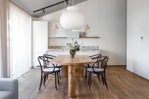 Kitchen or kitchenette, Dining area