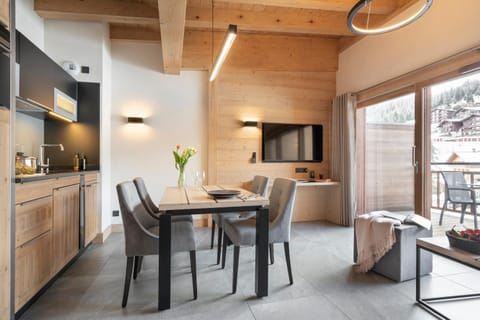 Kitchen or kitchenette, Dining area