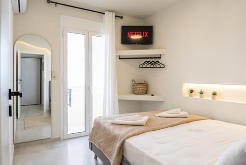 Bed, TV and multimedia, Photo of the whole room, Bedroom, towels, wardrobe