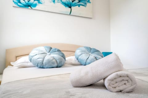 Bed, Bedroom, towels