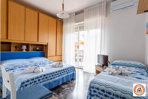 People, Garden, View (from property/room), Balcony/Terrace, Photo of the whole room, Bedroom, Guests, Garden view, Sea view, children, young children, older children, group of guests, locker, towels, air conditioner