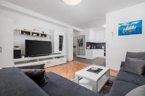 Communal lounge/ TV room, TV and multimedia, Kitchen or kitchenette, Living room, Seating area, Evening entertainment