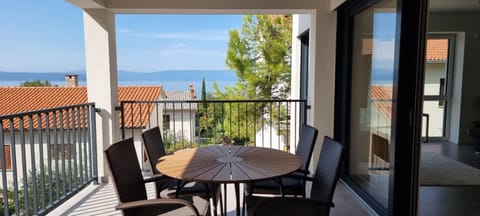 Natural landscape, View (from property/room), Balcony/Terrace, Seating area, Dining area, Sea view