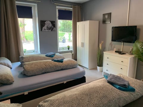 Bed, TV and multimedia, Photo of the whole room, Bedroom, internet, storage, towels, wardrobe