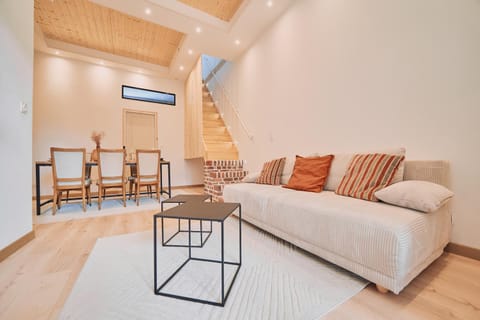 Bed, Living room, Photo of the whole room, Seating area