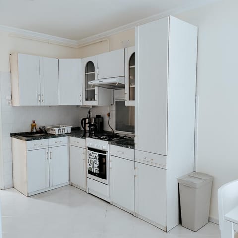 Kitchen or kitchenette, pet friendly, stove