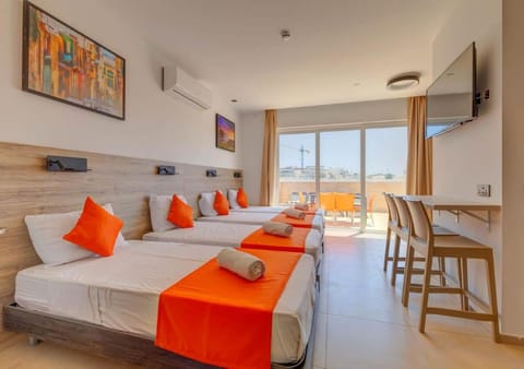 Bed, TV and multimedia, Photo of the whole room, Seating area, Bedroom, air conditioner