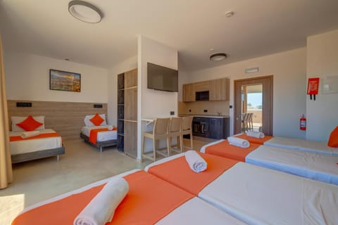 Bed, Bathroom, TV and multimedia, Kitchen or kitchenette, Photo of the whole room, Seating area, Bedroom, towels, wardrobe