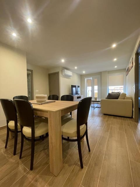 TV and multimedia, Living room, Seating area, Dining area