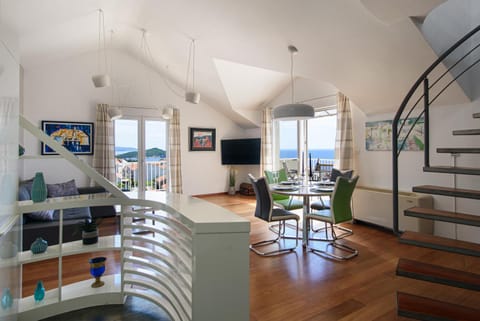 Communal lounge/ TV room, TV and multimedia, Living room, Dining area