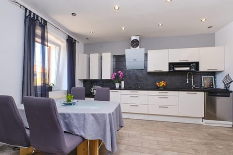 Kitchen or kitchenette, Seating area, Dining area, dishwasher, stove