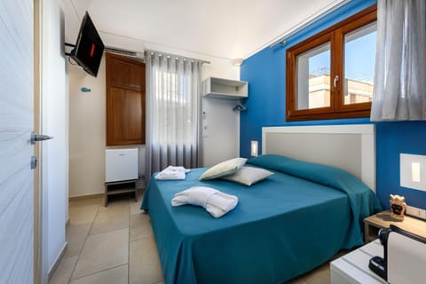 Bed, TV and multimedia, Photo of the whole room, Bedroom, towels
