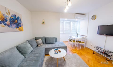 TV and multimedia, Living room, Seating area, Dining area, air conditioner