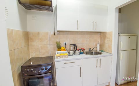 Kitchen or kitchenette, pet friendly, stove