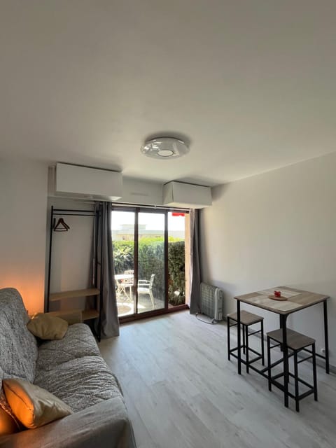 Patio, Bed, Living room, Photo of the whole room, Seating area, Dining area, Bedroom, internet