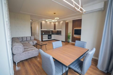 TV and multimedia, Kitchen or kitchenette, Living room, Seating area, Dining area, minibar, oven, pet friendly, stove