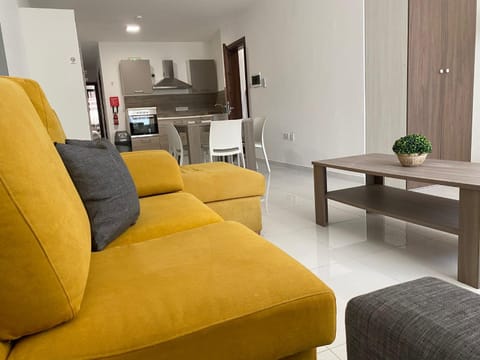 Kitchen or kitchenette, Living room, Seating area, Dining area, minibar, pet friendly