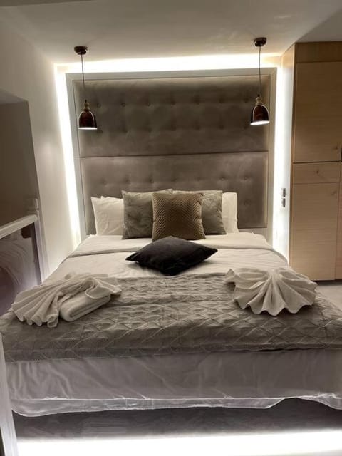 LIVING IN A CAVE UNDER ACROPOLIS Apartment in Plaka