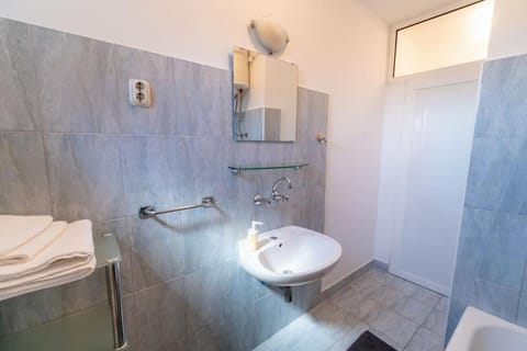 Cozy 1 bedroom apt/terrace/garden Apartment in Bol