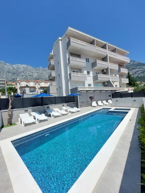 Property building, Day, Mountain view, Pool view, Swimming pool, sunbed