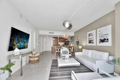 Communal lounge/ TV room, TV and multimedia, Kitchen or kitchenette, Living room, Seating area, Dining area, Evening entertainment