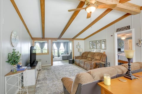 Bright Byrdstown Home with Views of Dale Hollow Lake House in Tennessee