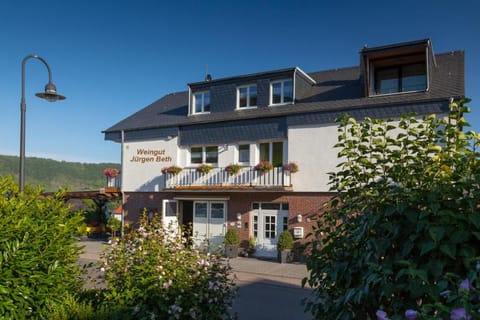 Property building, Spring, Day, Natural landscape, Garden, Garden view, Mountain view, Parking