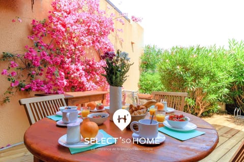 Patio, Day, Garden, Dining area, Garden view