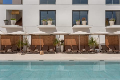 Property building, Day, Balcony/Terrace, Pool view, Swimming pool, Swimming pool, sunbed