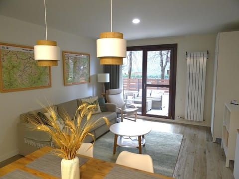 Bed, Living room, Photo of the whole room, Seating area