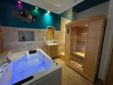 Suite d'amour et détente jacuzzi, sauna et massage Apartment in Fontainebleau