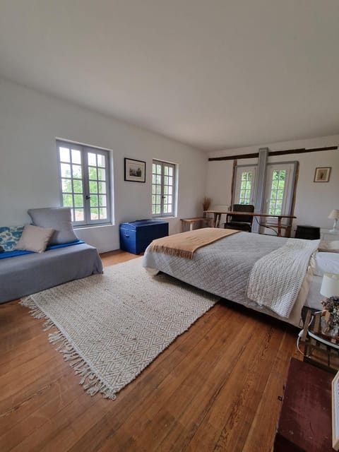 Photo of the whole room, Bedroom