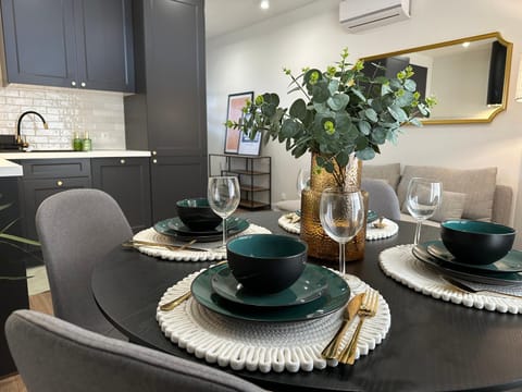 Kitchen or kitchenette, Living room, Seating area, Dining area, air conditioner