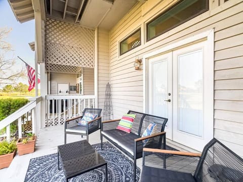 Patio, Day, Balcony/Terrace, Seating area