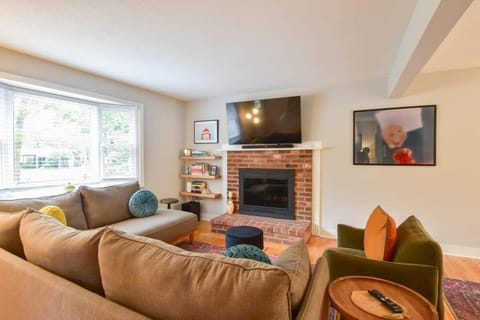 Sunroom Expansive Patio Fenced Yard House in North Eastham