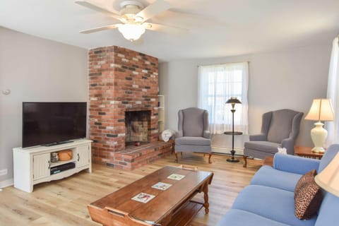 Minutes to Bayside Beaches House in North Eastham