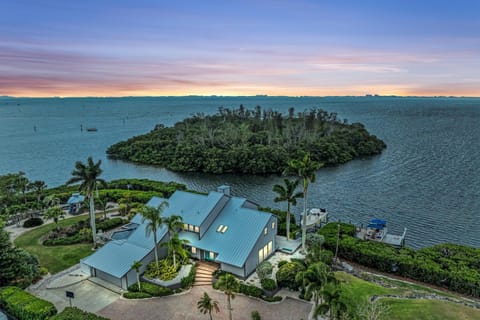 Bay House Retreat managed by Beach Retreats House in Bayshore Gardens