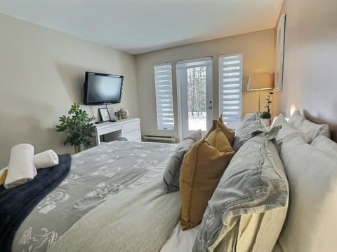 Bed, TV and multimedia, Living room, Photo of the whole room, Seating area, Bedroom