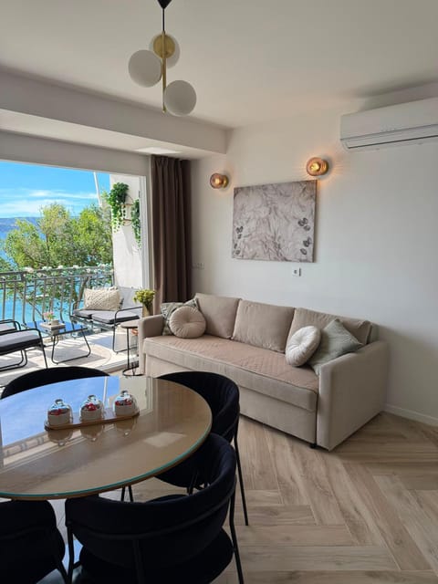 Natural landscape, View (from property/room), Living room, Seating area, Dining area