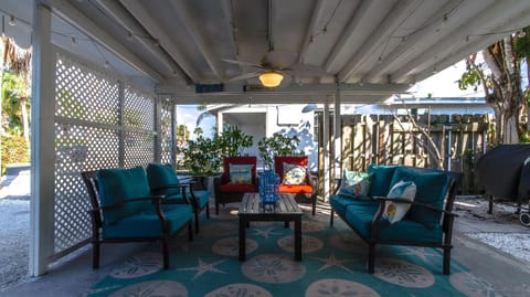 1BR 1BA NorthStar Bungalow. Just Steps to the beach and the bay. House in Tierra Verde