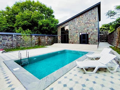 Property building, Patio, Day, Pool view, Swimming pool, sunbed