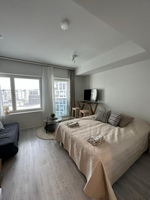 Bed, TV and multimedia, Photo of the whole room, Seating area, Bedroom