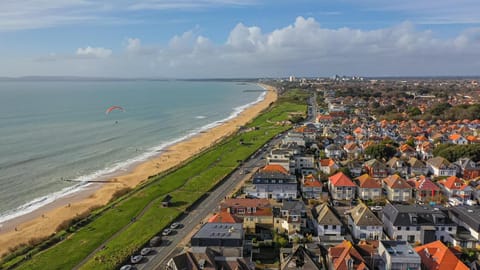 Stunning Bright Two Bedroom Apartment In Southbourne Apartment in Christchurch