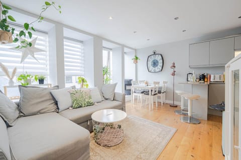 Stunning Bright Two Bedroom Apartment In Southbourne Apartment in Christchurch