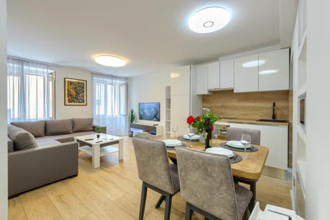 Kitchen or kitchenette, Seating area, Dining area