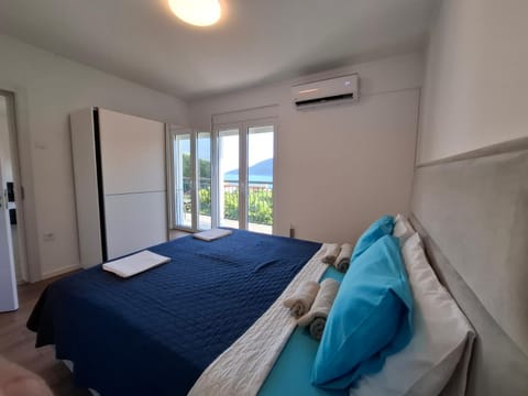 Bed, Bedroom, towels, air conditioner