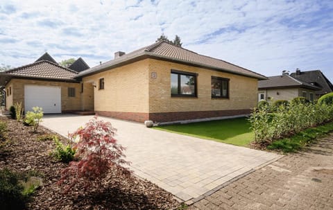 Property building, Day, Neighbourhood, Street view