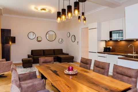 Kitchen or kitchenette, Living room, Seating area, Dining area