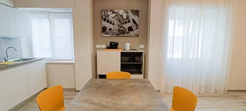 Coffee/tea facilities, Kitchen or kitchenette, Living room, Dining area