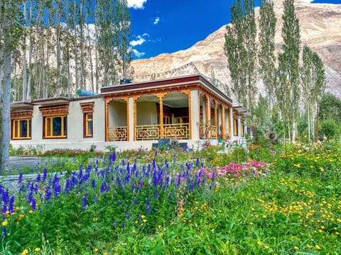 Property building, Nearby landmark, Spring, Day, Natural landscape, Garden, Garden view, Mountain view